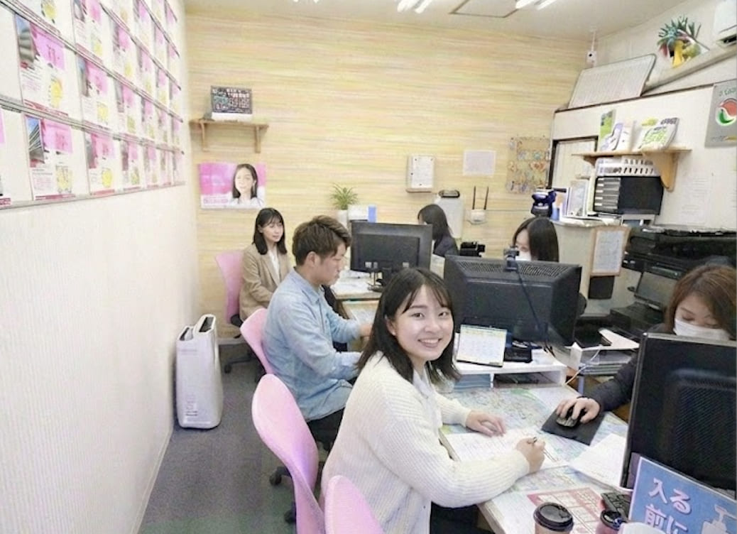 写真(店舗内のスタッフの様子)